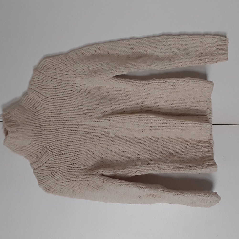 Super soft knitted white sweater